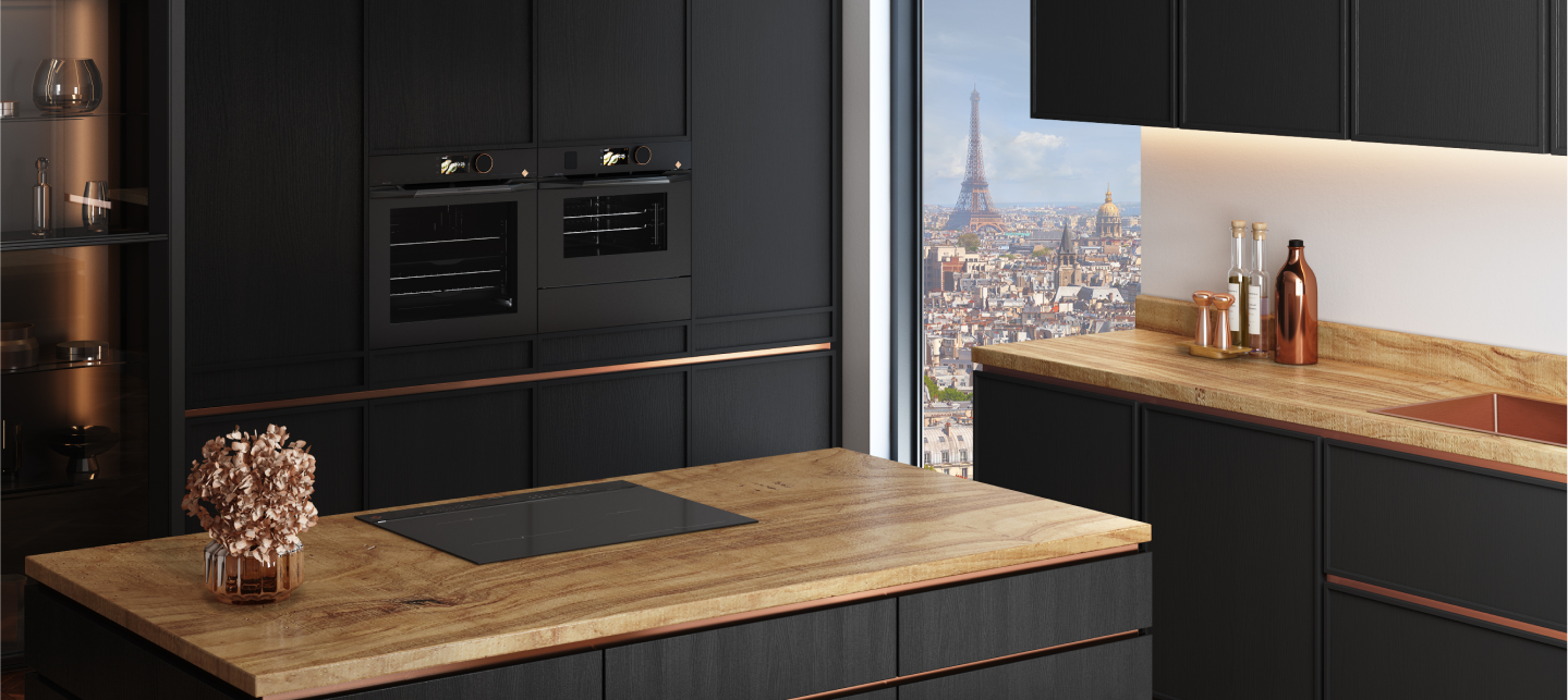 Stimmungsbild der Farbe Black Heritage, das eine Küche mit Elektrogeräten von De Dietrich zeigt.